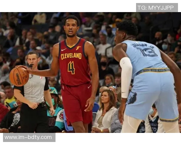 小莫布里上半场表现抢眼轻松斩获双十数据助球队争胜 小莫布里上半场表现抢眼轻松斩获双十数据助球队争胜