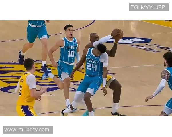 詹姆斯快攻遭遇米勒防守冲突裁判判罚引发黄蜂教练挑战未果